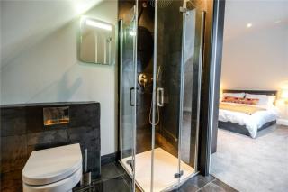 King Bed - En-Suite, Fast WiFi & Ample Parking - 1 Bedroom in 4 Bedroom House HA4 - Humberston - 8
