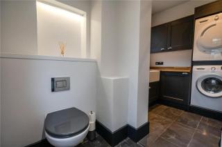 King Bed - En-Suite, Fast WiFi & Ample Parking - 1 Bedroom in 4 Bedroom House HA4 - Humberston - 6