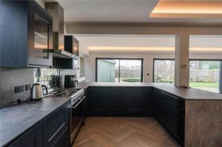 King Bed - En-Suite, Fast WiFi & Ample Parking - 1 Bedroom in 4 Bedroom House HA4 - Humberston - 4