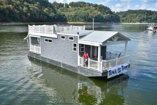 TV Blue Tiny Houseboat at Lake Cumberland Marina - Nancy - 9