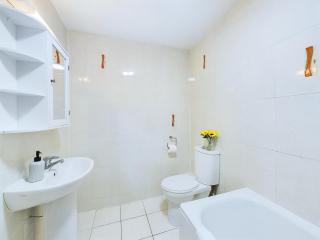 Bredon Court by Signature Stays - Modern - Beach - Parking - 1