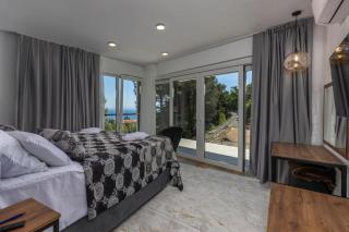 Villa with 6 Bedrooms and Heated Pool - 2