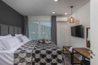 Villa with 6 Bedrooms and Heated Pool - 1