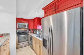 First Floor Deluxe Condo -Updated and Chic - Naples - 1