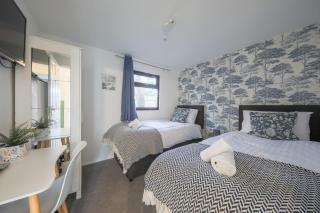 Thorpe Park Lodge Ground Floor Detached with 2 Free Gated Parking Spaces - 6