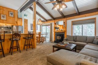 Sunshine Village #108- 1 +Loft , Sleeps 6. Steps from Free Town Shuttle ,Dog Friendly - Mammoth Lakes - 2
