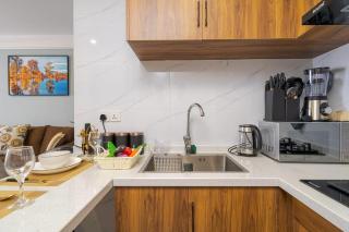 Sumptuous Nivla yaya center,gym,pool and king bed - 5