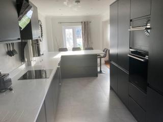 Spacious 5 Bedroom Detached Property with parking - Bury Saint Edmunds - 2