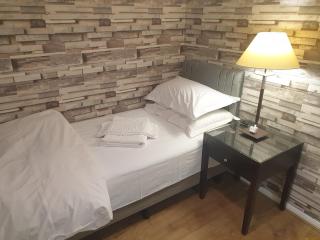 Spacious, Stylish Two-Bedroom Maisonette, Modern Amenities, Elegant Interiors - 5