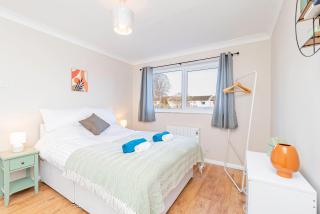 Modern 2 Bedroom Home Near Shops and Attractions Sleeps 6 - 7