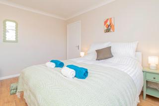 Modern 2 Bedroom Home Near Shops and Attractions Sleeps 6 - 3