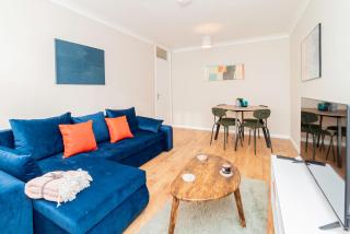 Modern 2 Bedroom Home Near Shops and Attractions Sleeps 6 - 0