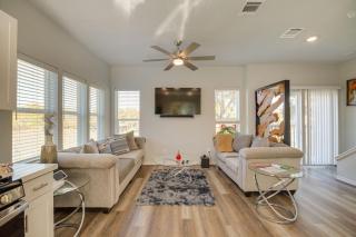 South Houston Townhome with Patio & Gas Grill - 0