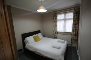 The Oaks Place - Hanworth - 1