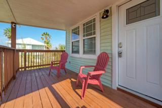 2-Unit Home in Golf Cart Zone w Patio Balcony Salty Sunshine: Multi-Family Retreat - 9