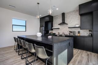 Luxe Modern Escape w Pool Hot Tub Firepit Desert View Lassen by AvantStay - Joshua Tree - 1
