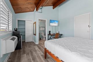 Oceanfront Inn Room #15- Inlet View- King Bed - Fort Pierce - 8