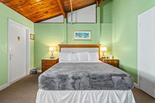 Oceanfront Inn Room #10- Standard Room - King Bed - Fort Pierce - 9