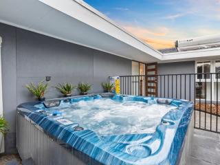 Waterfront Oasis Palm beach 4Bd, Pool Spa Sleeps10 - Gold Coast - 8
