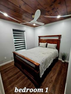 spectacular challet 5 minutes la plaza mall, shopping stores, restaurants and hospitals - 2