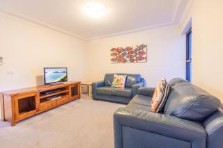 Florentine, 7 11 Columbia Close - wifi, air conditioned unit with fantastic views of Little Beach - Nelson Bay - 1