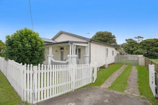 Stylish House 8mins walk to Figtree Grove - 9
