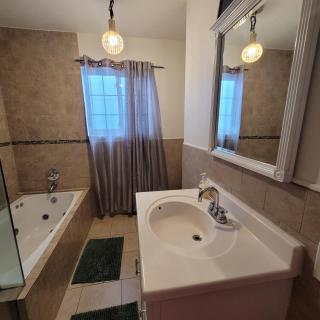 3 bedroom 2 bath home with Jacuzzi near Beverly Hills, wi-fi, Jacuzzi, Roku, BBQ, giant games family fun - 3