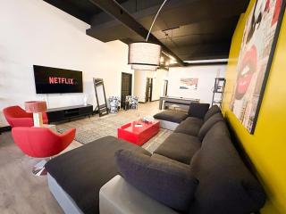 Luxury 6BR Suite Perfect for Group Sleeps 12 Near Chinatown, McCormick Place, Soldier Field and University of Illinois Chicago - Chicago - 0