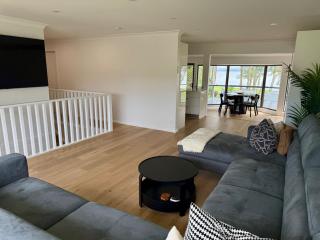 Large Lake House on Lake Macquarie - 9