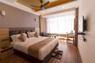 The Regal Hotel & Lounge - 1