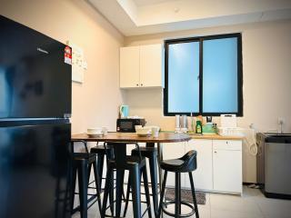 cozy family stay urban suite 3br 10 pax - George Town - 8