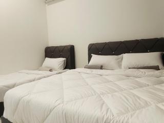 Rooftop Penang View & infinity pool suite apartment 3br 10 pax - George Town - 1