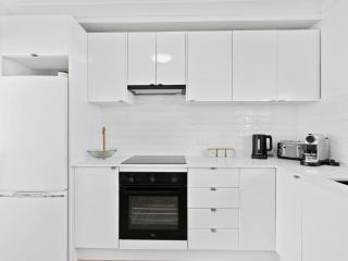 Beachfront Escape Broadbeach - 2BD, Pool, Sleeps 7 - 2