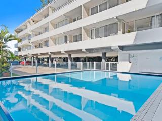 Beachfront Escape Broadbeach - 2BD, Pool, Sleeps 7 - 7