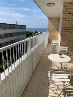Beachfront Escape Broadbeach - 2BD, Pool, Sleeps 7 - 8