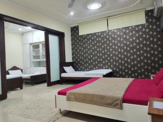 Family Double Deluxe With WiFi and AC near Airport - Islamabad - 4