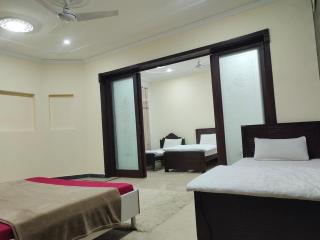 Family Double Deluxe With WiFi and AC near Airport - Islamabad - 5