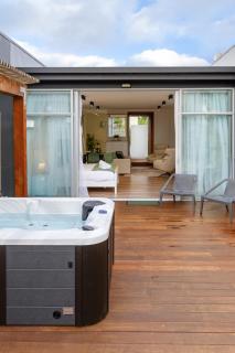 Luxury King studio with spa and private carpark - 4