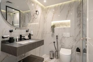 Lux 5BR Marina Apt with Jacuzzi, Walk to Beach, Gym - 4