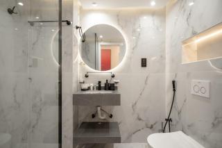 Lux 5BR Marina Apt with Jacuzzi, Walk to Beach, Gym - 1