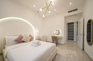 Lux 5BR Marina Apt with Jacuzzi, Walk to Beach, Gym - 7