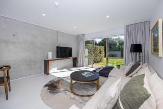 Contemporary Two Level Escape Near Oakridge Resort - Wanaka - 1