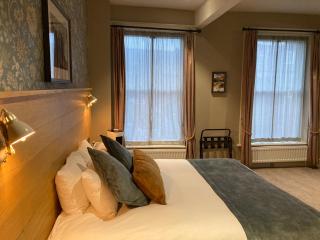 The Black Hat - Ilkley - 8