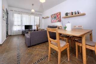 Casa Hibiscus - Shared Pool and BBQ - Close to Seafront Promenade By Lanzarote Vacation Homes - Punta Mujeres - 3