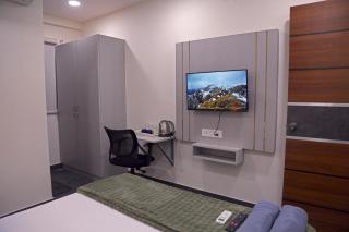 Yendluri's QueenBed Room1-Kondapur - Lingampalli - 2