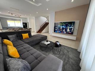 Luxury Escape Spacious Stay with Pool and Terrace - Luanda - 9