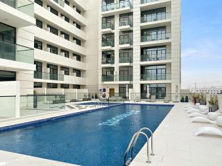 Chic Dubai Studio with Balcony, Pool, Gym, Free Parking Near Expo Metro - 9