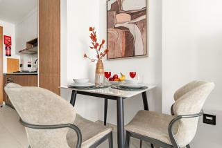 Chic Dubai Studio with Balcony, Pool, Gym, Free Parking Near Expo Metro - 4