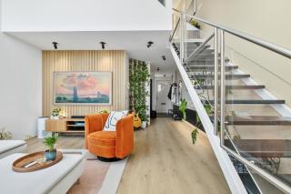 Spacious 2 story downtown apartment - 9