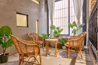 Boho-Chic Loft in a Legendary 17th-Century 'Trap House - 7